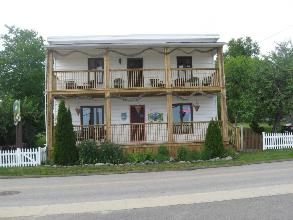 Gite Au Vieux Pommier Tadoussac Exterior foto