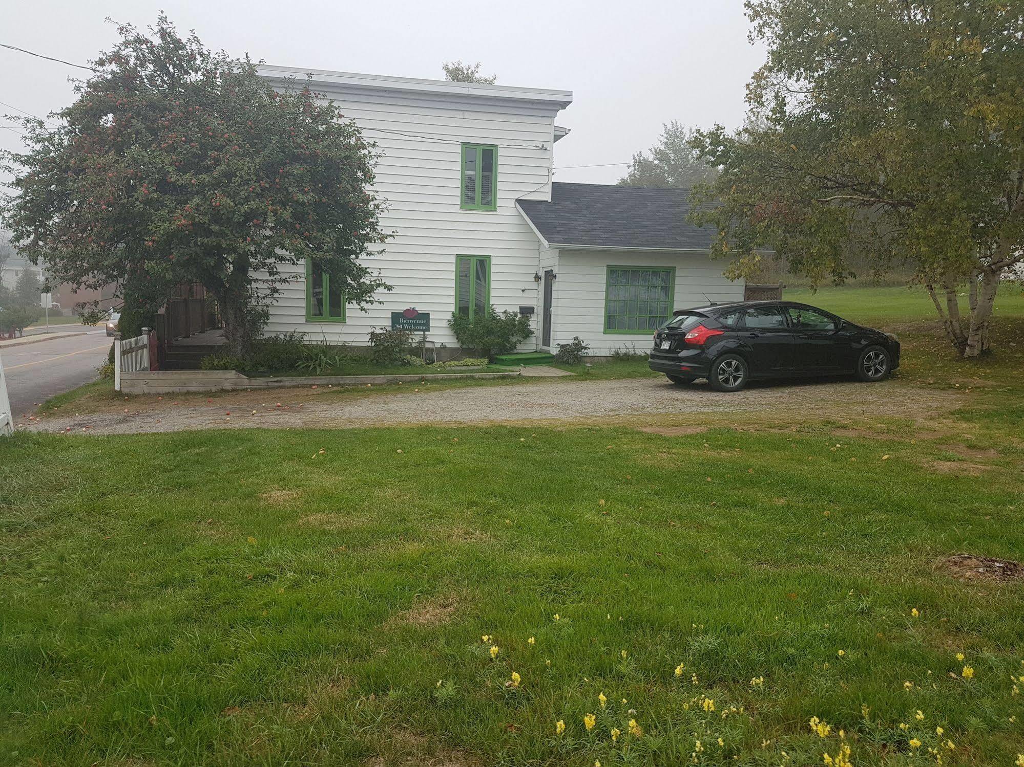 Gite Au Vieux Pommier Tadoussac Exterior foto